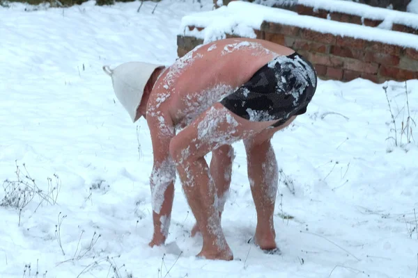 Homem Meia Idade Limpa Com Neve Inverno Rua Endurecimento Corpo — Fotografia de Stock