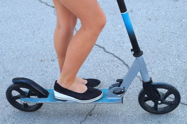 Jambes Une Fille Sur Scooter Photo Bas — Photo