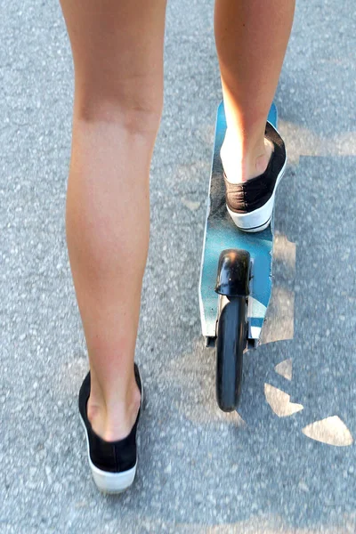 Beine Eines Mädchens Auf Einem Roller Foto Des — Stockfoto