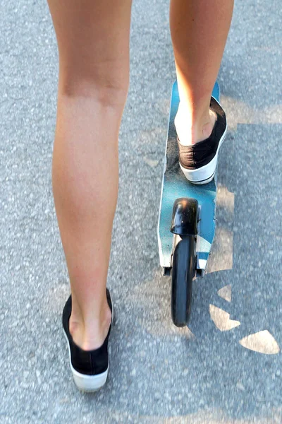 Gambe Una Ragazza Uno Scooter Foto Del Fondo — Foto Stock