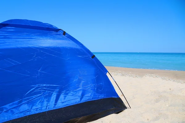 海に対する砂の上の青い観光テント コピースペース — ストック写真