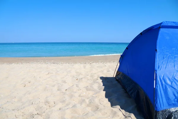 Tenda Turistica Blu Una Spiaggia Sabbia Vuota Riva Mare Copiare — Foto Stock