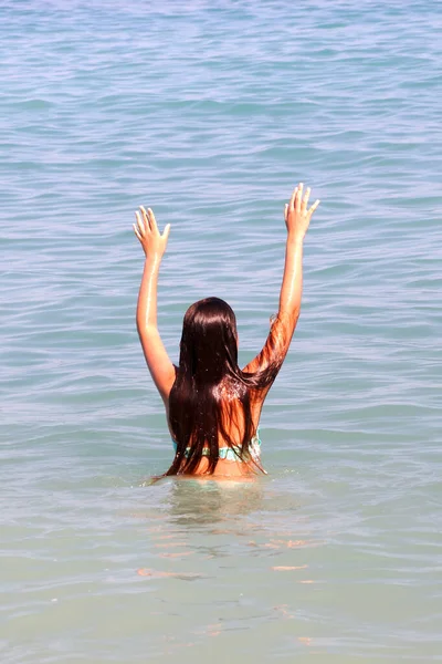 Mädchen Mit Langen Dunklen Haaren Badet Meer Hände Nach Oben — Stockfoto
