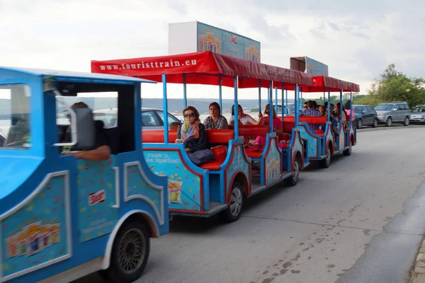 Varna Bulgaria Junio 2020 Tren Placer Con Los Turistas Terraplén — Foto de Stock