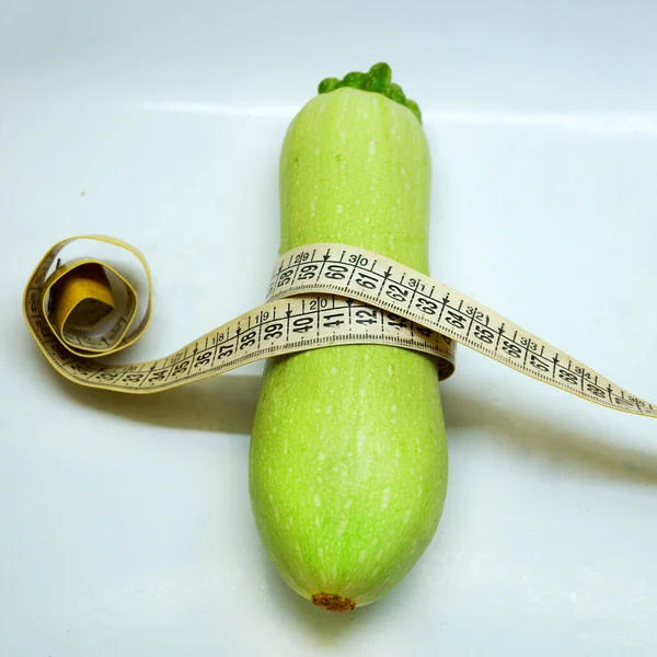 Які Вимірювальні Лінійні Кабачки Обгорнуті Навколо Символ Здорового Харчування — стокове фото