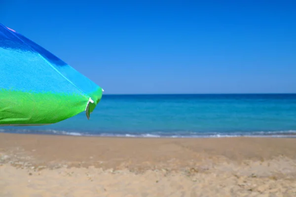 Ομπρέλα Παραλίας Μια Άδεια Αμμώδη Παραλία Έναν Καθαρό Ορίζοντα — Φωτογραφία Αρχείου