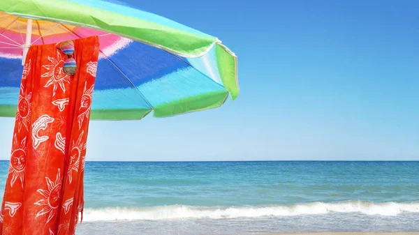 Parasol Plażowy Pareo Okulary Przeciwsłoneczne Horyzoncie Morza Czyste Niebo Przestrzeń — Zdjęcie stockowe