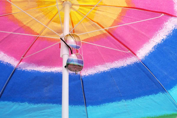 Beach Umbrella Sunglasses Sea Horizon Clear Sky — Stock Photo, Image