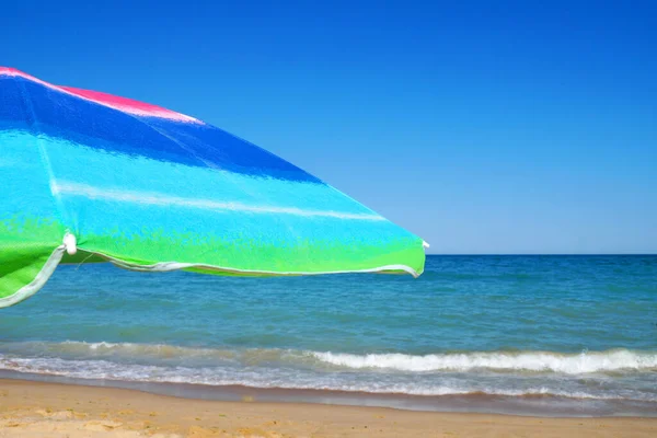 Пляжна Парасолька Морському Горизонті Чисте Небо Копіювання Простору — стокове фото