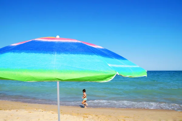 Parasol Plażowy Pareo Okulary Przeciwsłoneczne Horyzoncie Morza Czyste Niebo Dziecko — Zdjęcie stockowe