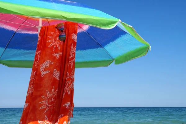 Parasol Plażowy Pareo Okulary Przeciwsłoneczne Horyzoncie Morza Czyste Niebo Przestrzeń — Zdjęcie stockowe