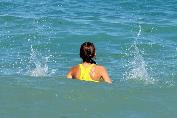 Kleines Mädchen Planscht Ins Meer Rückansicht — Stockfoto