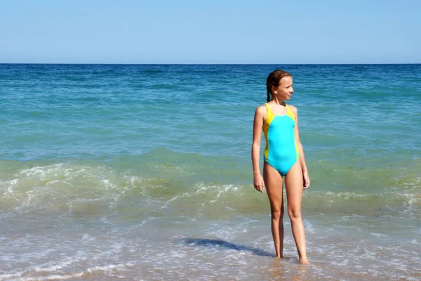 Een Meisje Een Badpak Tegen Achtergrond Van Zee Horizon Kopieer — Stockfoto
