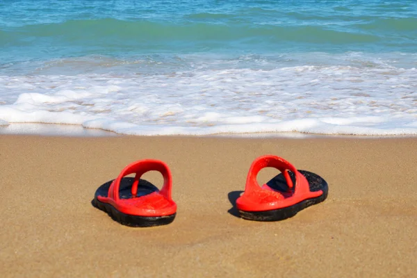 Червоний Пляж Ковзає Порожньому Піщаному Пляжі Біля Морських Хвиль — стокове фото