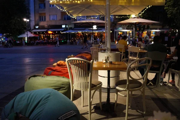 保加利亚瓦尔纳 2020年7月13日 傍晚时分 瓦尔纳中心街道上的街头咖啡馆 — 图库照片