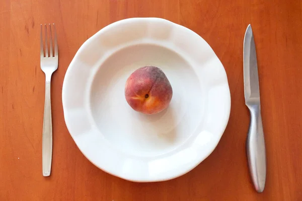 One Peach Empty White Plate Cutlery Nearby Healthy Eating Concept — Stock Photo, Image