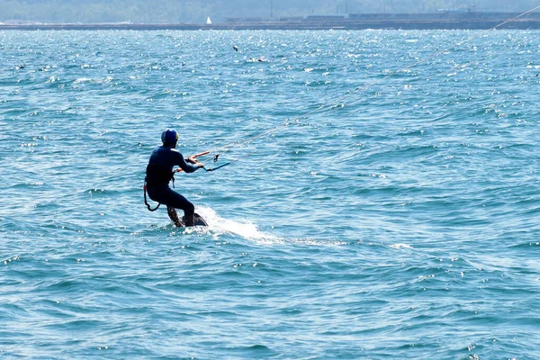 Hombre Está Navegando Mar Día Soleado Ventoso — Foto de Stock