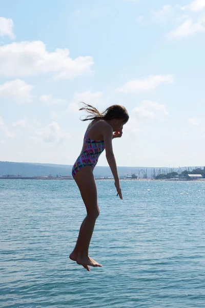 Ragazza Tuffa Nel Mare Contro Orizzonte — Foto Stock