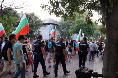 Varna, Bulgaristan - 19 Haziran 2020: Varna ana caddesinde bir protesto mitingi