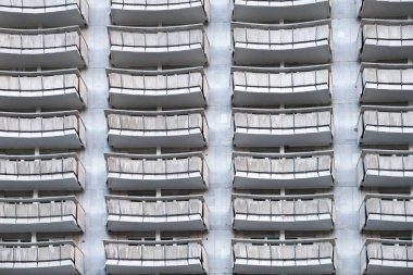 arka plan için balkonları olan gri beton cephe