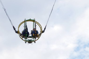 Bungee ride alt görüntüde iki kişi