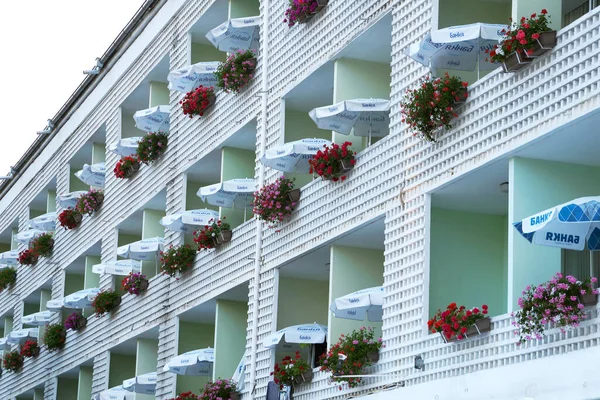 Varna Bulgaria Junio 2020 Flores Sombrillas Los Balcones Del Hotel — Foto de Stock