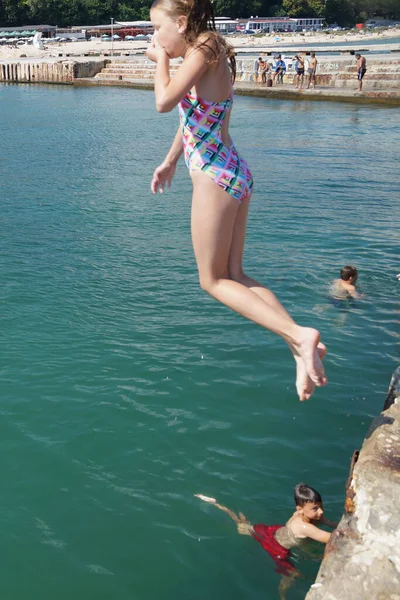 Varna Bulgaria July 2020 Girl Jumping Sea Pier — Stock Photo, Image