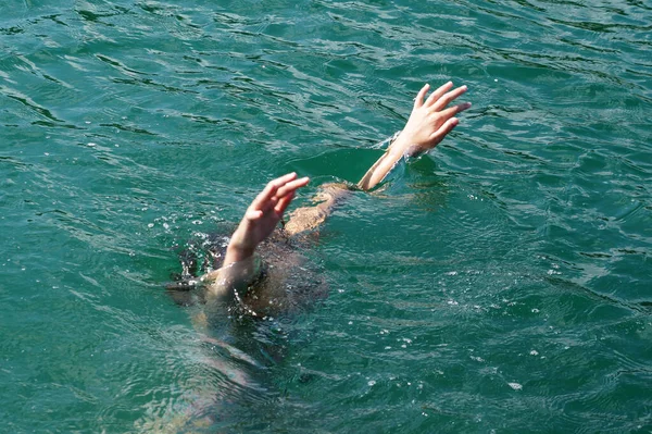 Verdrinkend Meisje Hief Haar Handen Boven Het Water — Stockfoto
