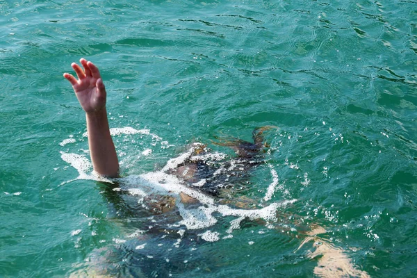 Topící Dívka Zvedla Ruku Nad Vodu — Stock fotografie
