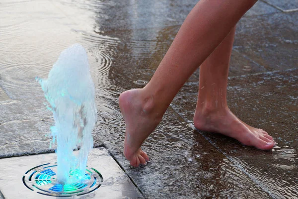 Kaldırımdaki Renkli Bir Çeşmenin Yanında Bir Kızın Ayakları — Stok fotoğraf