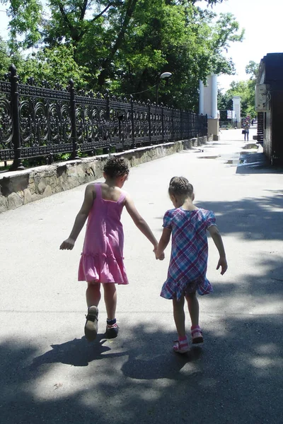 Duas Meninas Caminhando Pela Rua Vista Traseira — Fotografia de Stock