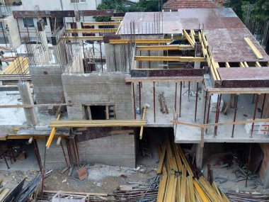 İnşaat mühendisliği, gayrimenkul geliştirme, altyapı ve endüstriyel mimari kavramlarını resmetmeye hazır betmek için güçlendirilmiş beton iskelet ve çelik demiryolu şebekesi ile monolitik inşaat sahası