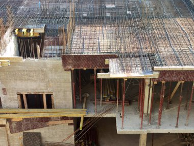 The monolithic construction process features a visible reinforced concrete structure, steel reinforcement cage, and formwork system. Ideal for illustrating urban growth, architectural progress, and the modern construction industry.