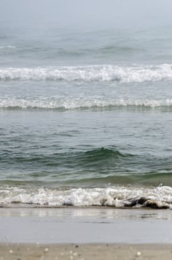 Beach, Karadeniz'den Mamaia, Romanya ile mavi temiz su ve altın kum.