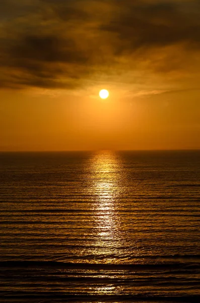 ママイア ルーマニア黄金のオレンジ色の空 青い澄んだ水 日の出から黒海のビーチ — ストック写真