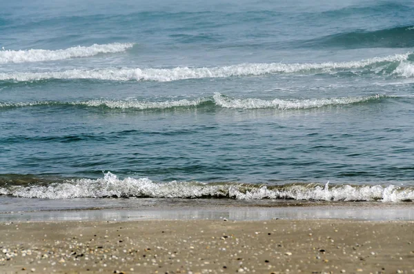 Beach, Karadeniz'den Mamaia, Romanya ile mavi temiz su ve altın kum.