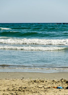 Mavi temiz su ve altın kumlar Mamaia, Romanya'dan Black Sea Beach.