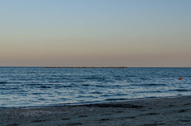 Mavi berrak su ve kum ile Mamaia, Romanya Karadeniz sahili.
