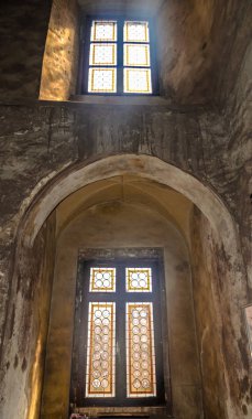 Hunedoara, Romanya-5 Ağustos 2017: Corvins Kalesi, iç oda, vitray pencerelerin detayları.