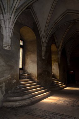 Hunedoara, Romanya - 5 Ağustos 2017: Windows vitray Corvins Kalesi'nin iç Oda detayları.