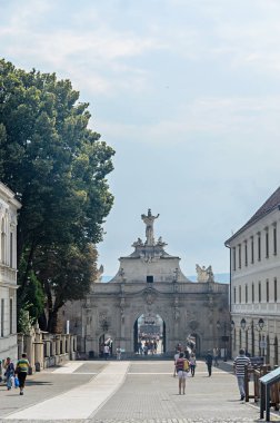 Alba Iulia, Romanya-6 Ağustos 2017: Citadel Fortress Alba Carolina, avlu yakın bir üçüncü kapısı.