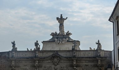 Alba Iulia, Romanya - 6 Ağustos 2017: Kalesi kale Alba Carolina, avlunun üçüncü gate yakınındaki.