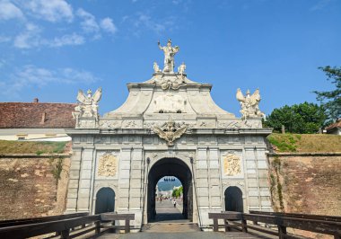 Alba Iulia, Romanya - 6 Ağustos 2017: Kalesi kale Alba Carolina, avlunun üçüncü gate yakınındaki.