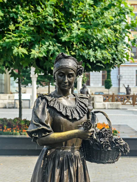 Alba Iulia, Romanya-6 Ağustos 2017: Citadel Fortress Alba Carolina, çiçek satan bir kadının heykeli.
