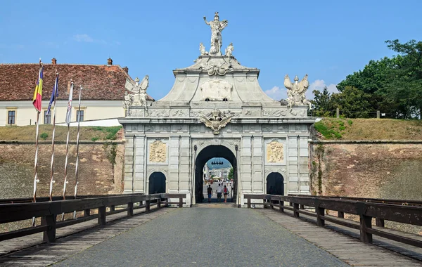 Alba Iulia, Romanya - 6 Ağustos 2017: Kalesi kale Alba Carolina, avlunun üçüncü gate yakınındaki.