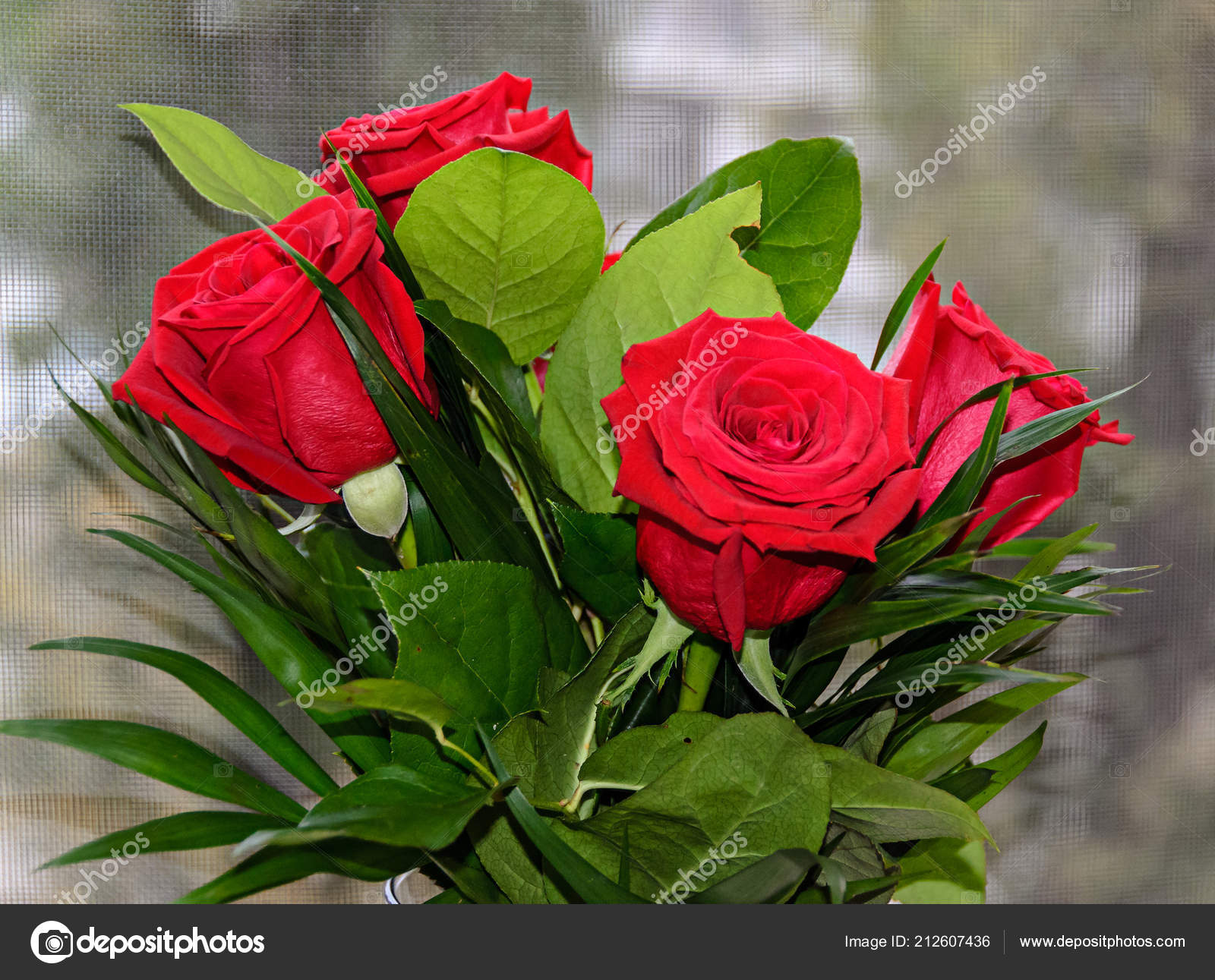 Ramo Flores Rosas Rojas Cerca Cubierta Papel Hojas Verdes: fotografía de  stock © ncristian #212607436 | Depositphotos