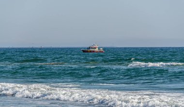 Mamaia, Romanya - 15 Eylül 2017: Tekne Mamaia, Romanya, mavi berrak su dan Black Sea Beach yakınındaki.