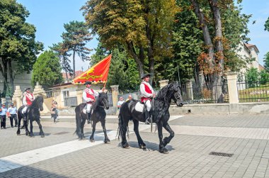 Alba Iulia, Romanya - 6 Ağustos 2017: Avusturyalı gardiyanlardan (schimbarea de garda) Kalesi kale Alba Carolina, avlunun üçüncü gate yakınındaki Değiştir
