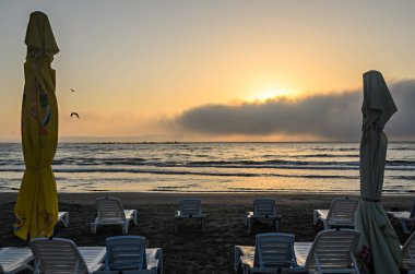 Şezlong gündoğumu, Black Sea beach üzerinde sıcak anlar.
