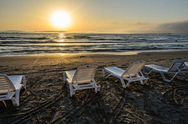 Şezlong gündoğumu, Black Sea beach üzerinde sıcak güneş atmosfer.
